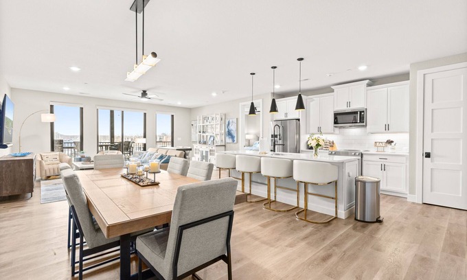 Village of Four Seasons Condo | NEW Condos! 6 Bed/6 Bath! Pool, Hottub, & Gym! 2EF