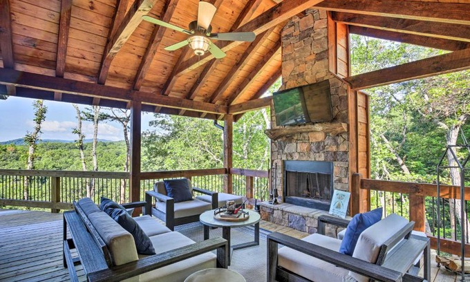 Foxfire Estates House | New Construction Multi-Level Cabin with Hot Tub