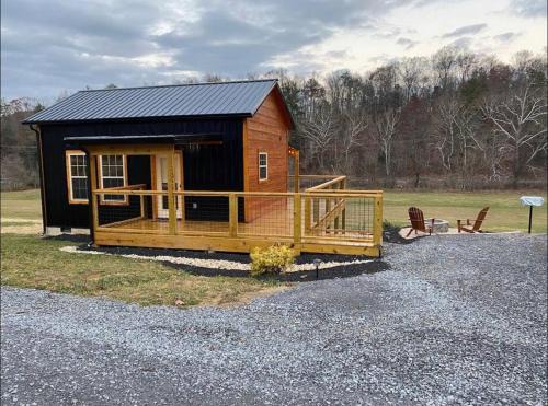 Sevierville House | New Construction Pet Friendly Tiny Home W/Hot Tub