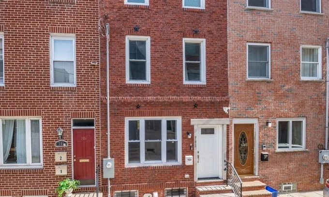 Graduate Hospital House | New Construction South St. Broad St. Rittenhouse Roof Deck