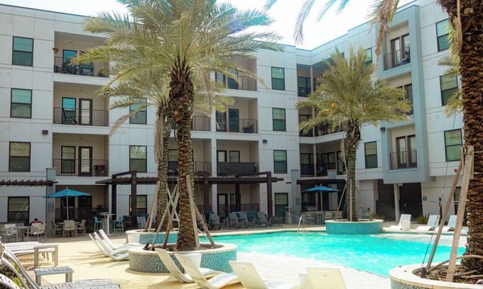 Astrodome Apartment | New! Cozy 1BR Apt with Pool & Gym in Central Houston, 5 ⭐️ Superhost