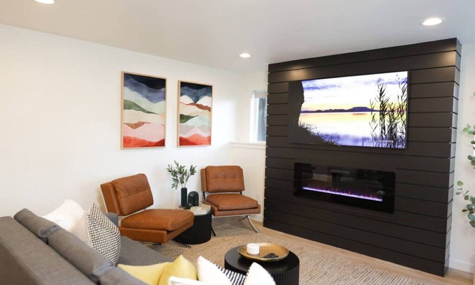 Downtown Vancouver House | New Cozy & Mesmerizing 2BDRM Home - W/Fire Place