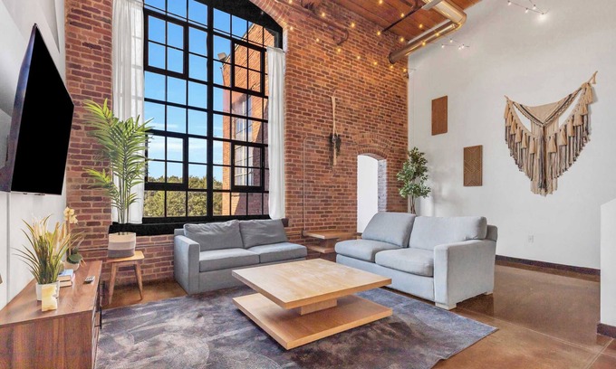 Arcadia Apartment | NEW! Cozy mill loft w/2 king beds, gym & pool