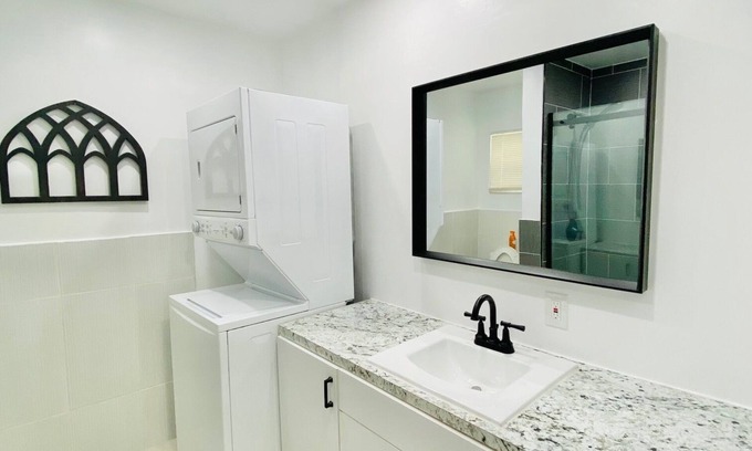 Deerfield Beach House | New! Cozy XL Studio; Pool; 5 mins from beach