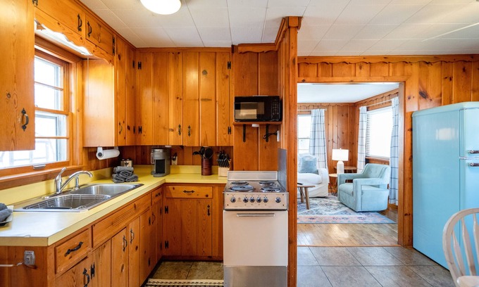 Holland Cottage | New! Cute Cottage near Holland State Park