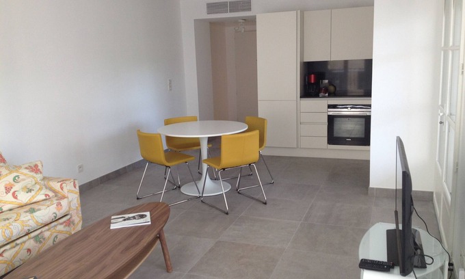 Saint-Tropez City Centre Apartment | New development Place des Lices with underground parking