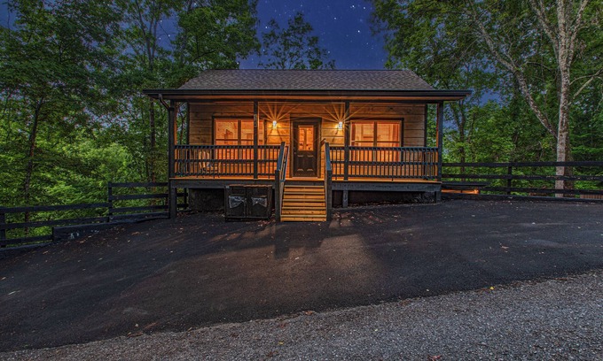 Sevierville Cabin | New - Dollywood - Fire pit - Arcade - Family Getaway