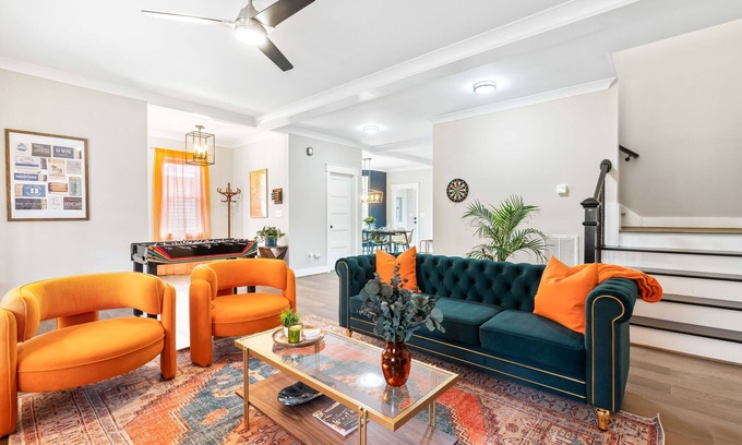 Albright House | NEW - Duke 5 Mins, Upscale Eclectic Decor, Backyard Dining and Movies, Sleeps 10