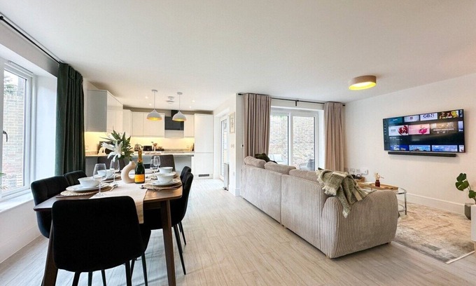 Canterbury House | NEW Edwin Bing Mews | City Centre + FREE Parking