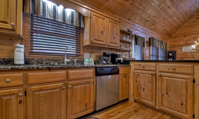 Ridgeline Vistas Cabin | New! Enjoy a dog-friendly cottage with firepit!
