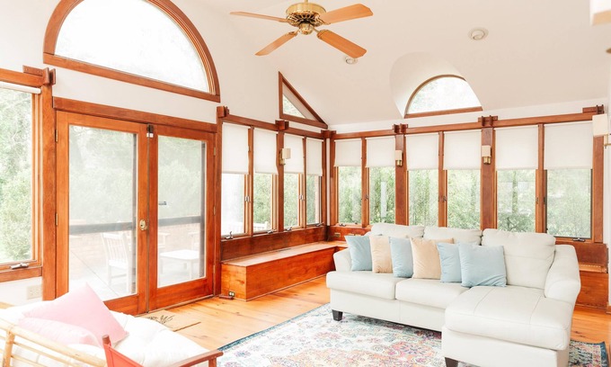 Charlottesville House | NEW - Entire Home/Gorgeous Sunroom off Rugby Road - Walk to UVA and JPJ Arena!