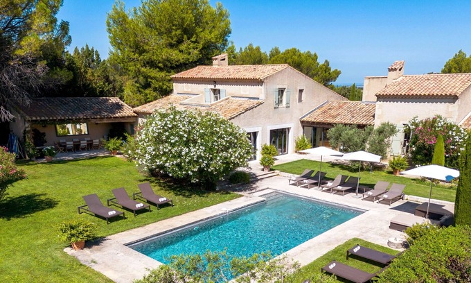 Eygalieres Villa | New Eygalières Farmhouse: 6BR/Pool/Garden/Views