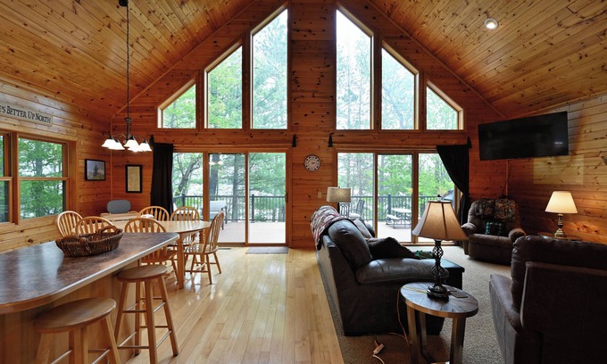 Markville Cabin | NEW! Family cabin, crystal clear lake. Deck WaterToys 2KingBeds 2 hours from TC