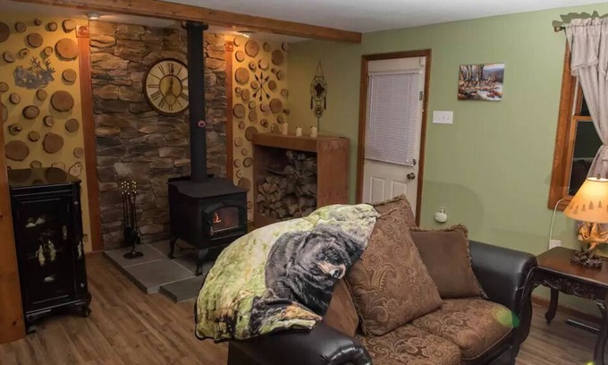 Albrightsville Cabin | NEW! FAMILY RETREAT -GAME ROOM -FirePit-Huge Patio-Walk to Lakes/Beaches-Tennis