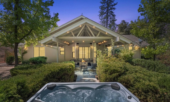 Ahwahnee House | NEW - Fire pit - Game room - Sleeps 14 - 40 acres