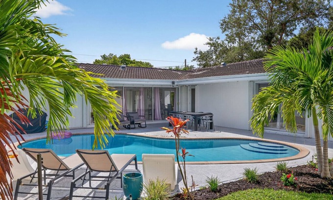 Imperial Point House | NEW Florence Villa with Pool