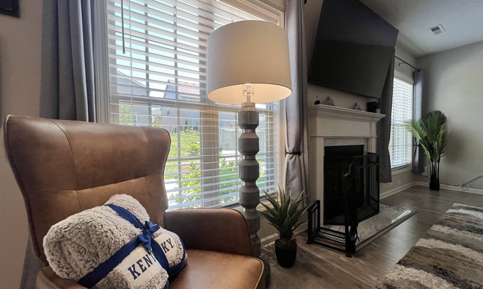 Masterson Station House | NEW! Freshly Furnished 4 Bedroom Sweet Kentucky Home in the heart of Lexington.