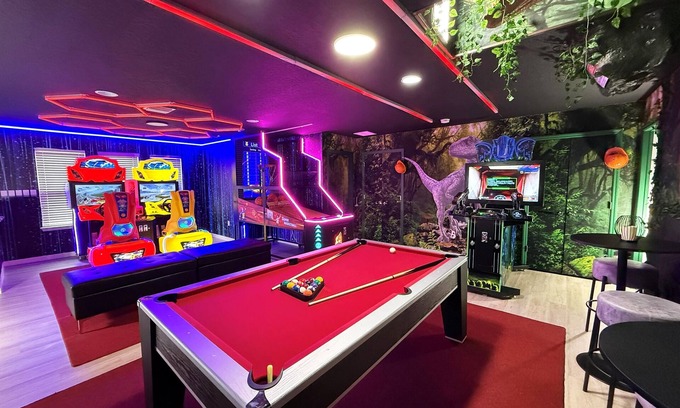 Four Corners House | NEW & FUN-2 Theaters-Arcade Game Room-4 Themed BRs