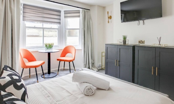 Southend-on-Sea Apartment | New! Gorgeous Studio City Centre Nr High St by Luxiety Stays