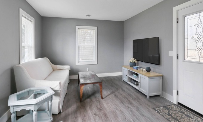 Delavan Lake House | New Guesthouse-Concerts, BBQ, Close to Fun in Fontana/Lake Geneva/Williams Bay