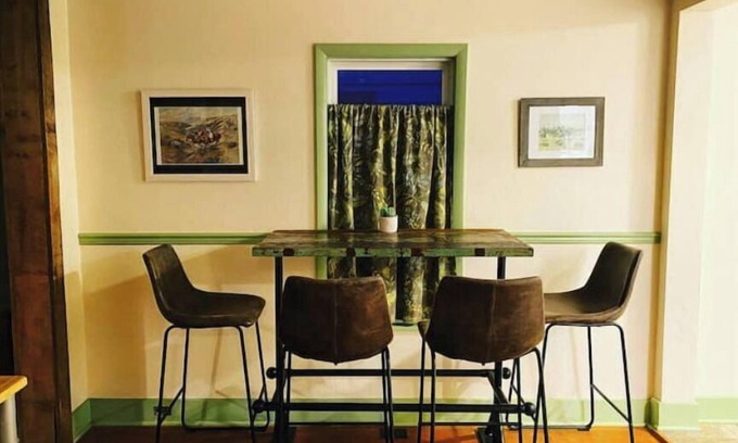Livingston House | NEW! H Street Retreat* Cowboy Chic Bungalow*