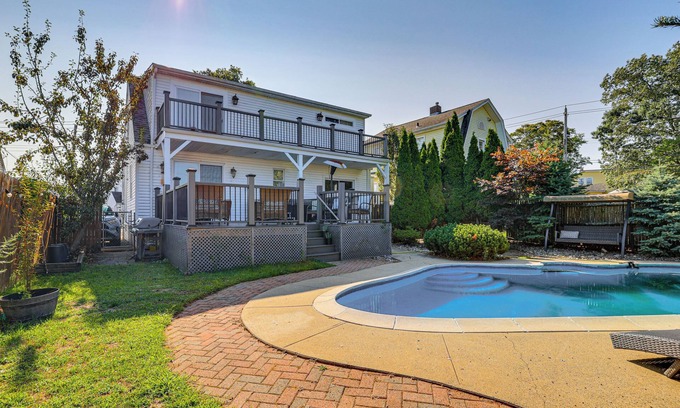 East Shore House | New Haven Gem w/Private Pool, Walk to Beach!