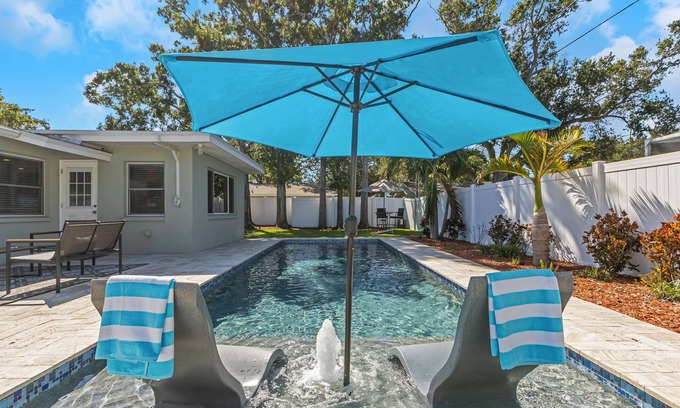 Largo Villa | NEW! Heated Pool w/Tanning Shelf, 4 Min To Beach! Pet-Friendly!