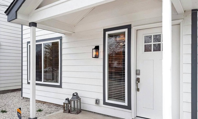 Denver Heights House | NEW Home in Downtown-2 mi to Riverwalk Near BMT grad 1mi to Alamodome-FrostBank