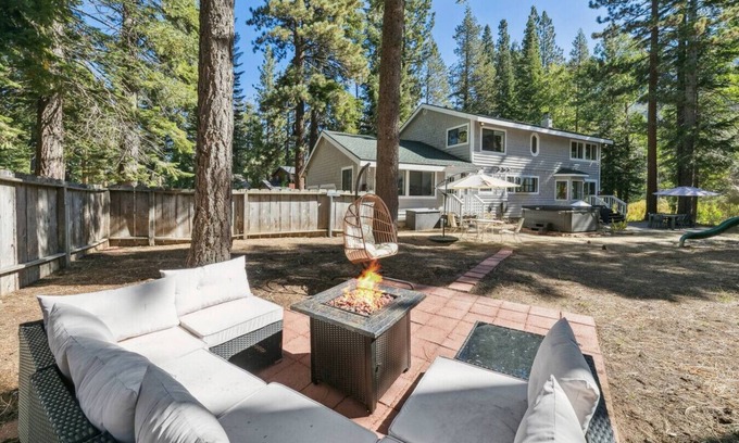 Christmas Valley House | *NEW* Hot Tub + Fire Pit + Playground