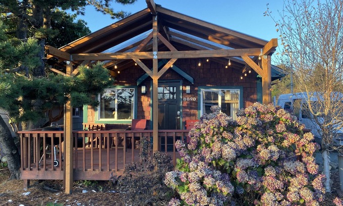 Rockaway Beach Cabin | New Hot Tub, Pet friendly, Fenced yard, Covered Porch 2 blocks to beach, Clean