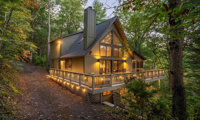 Basye Ski Chalet | *NEW* HotTub | GameRoom | Large Deck | DogFriendly