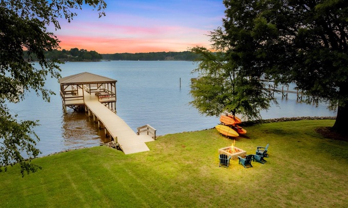 Mayhew House | NEW! Huge Covered Dock, Firepit, Kayaks, Foosball