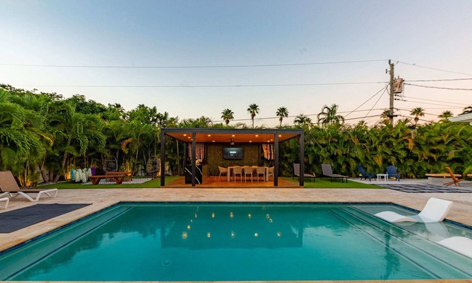 North Miami Beach Villa | New Huge Villa: Terrace+Fire Pit+Game Room w/Xbox