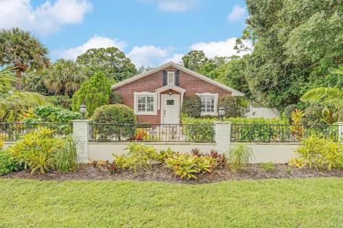 Pine Gardens North House | NEW Hugh St Hideaway with Pool