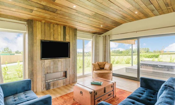 Hundall Ski Chalet | New in 2022 Luxurious and contemporary lodge with stunning countryside views.