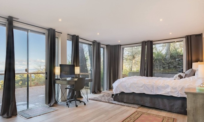 Mill Valley House | **NEW** Incomparable 4BR Glass Mountain Oasis