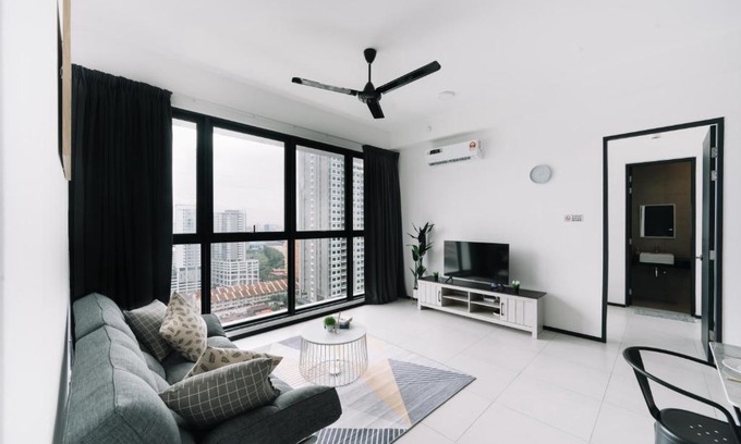 George Town Apartment | NEW Infinity Pool 3 Bedrooms 2 Carparks