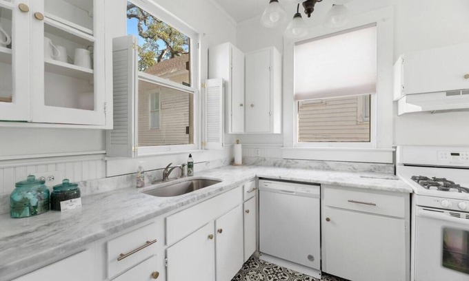 Washington Square House | NEW King Apt | Sleeps 6 | Mardi Gras | EV Charger
