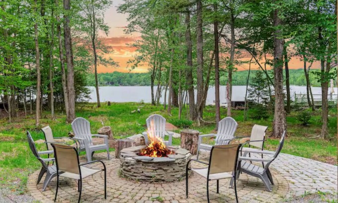 Pocono Lake Ski Chalet | NEW! Lake-Front! Tavern At The Woods