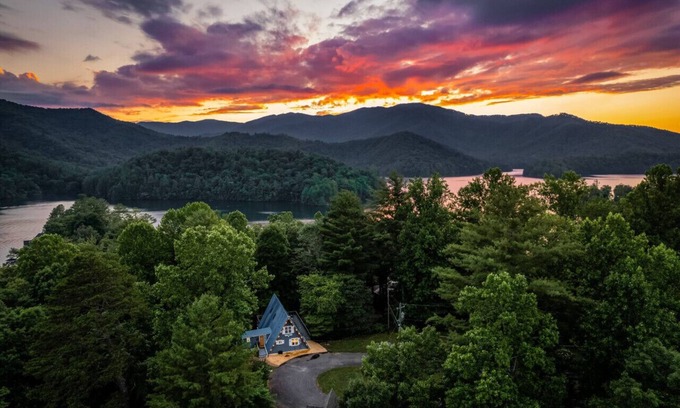 Santeetlah Cabin | NEW Lake View A-Frame for 6*Hot Tub*Game Room*View