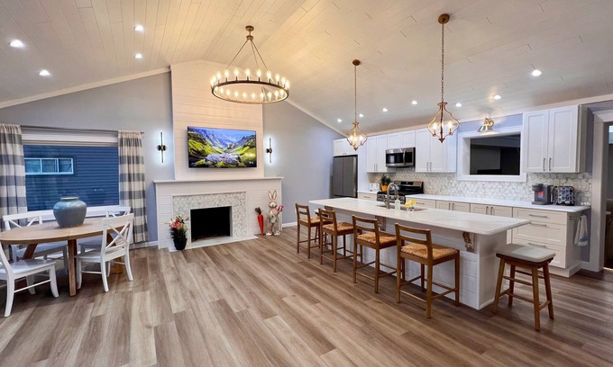 Erie House | NEW Lakeside Cottage- Lake view and beach nearby!