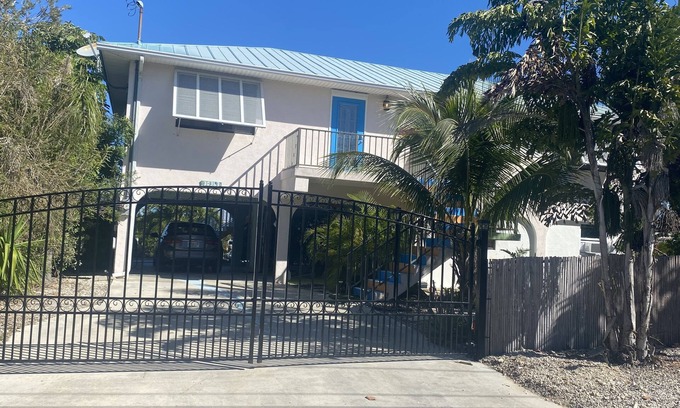 Tropical Bay Estates House | New listing 3bd/2bt Sleeps 8 "Sunset Paradise Villa" on canal Big Pine Key