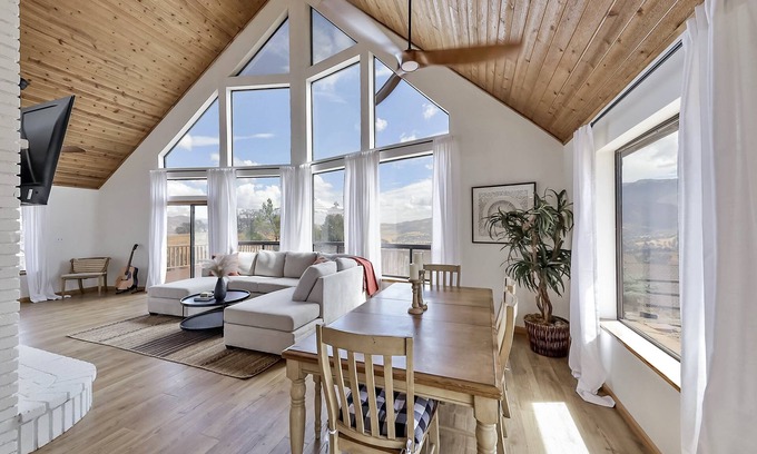 Stallion Springs House | New Listing! Beautiful Getaway in the Tehachapi with Hot Tub!