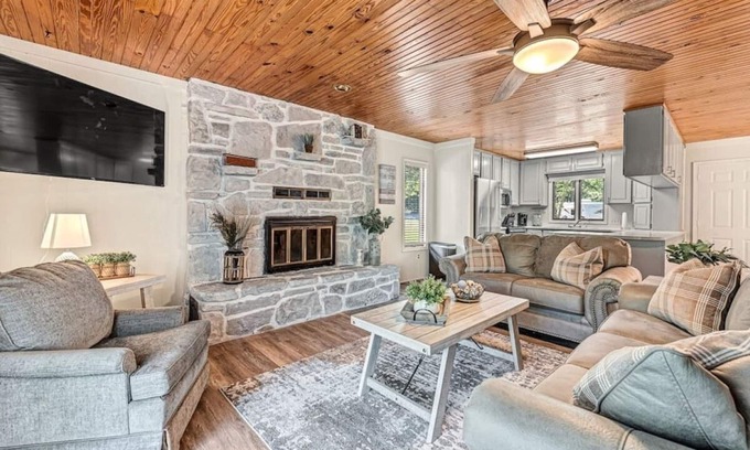 Beaver Shores House | NEW LISTING! Beaver Lake Hillside Hideaway by RedAwning