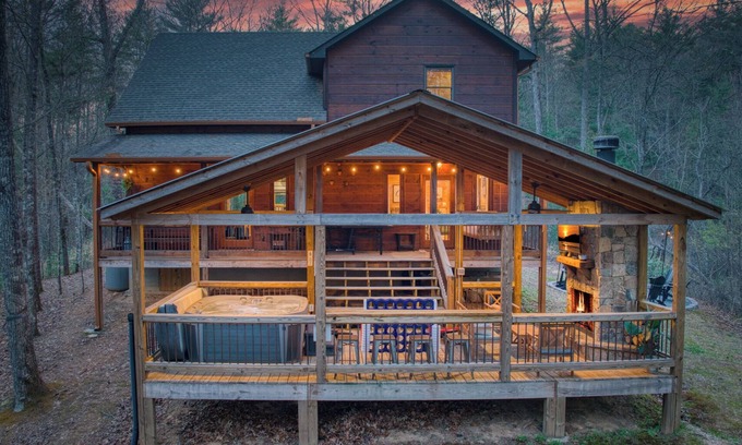 Epworth Cabin | New Listing Discount! Modern. Arcade Games. Ping Pong.Jacuzzi. Fire.King Beds