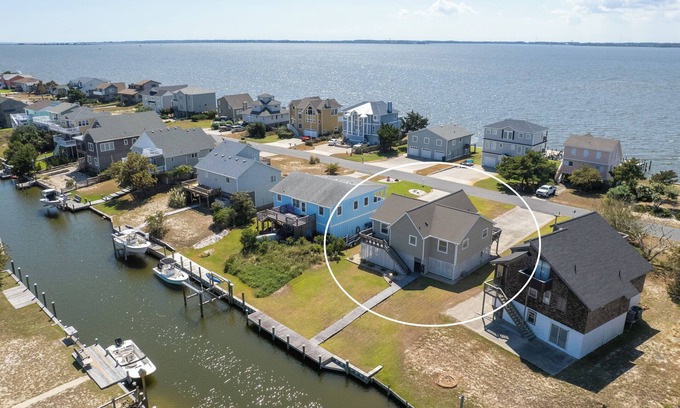 Nags Head House | New Listing-Dock, Kayaks, Bikes, Beach Chairs, Shared Pool