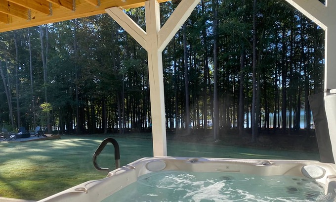 Martin House | NEW LISTING ! Lake Hartwell/Waterfront Hot tub Fire Pit Pool Table