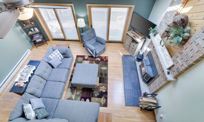 Lake Ariel Ski Chalet | New Listing: On the Rocks in the Hideout