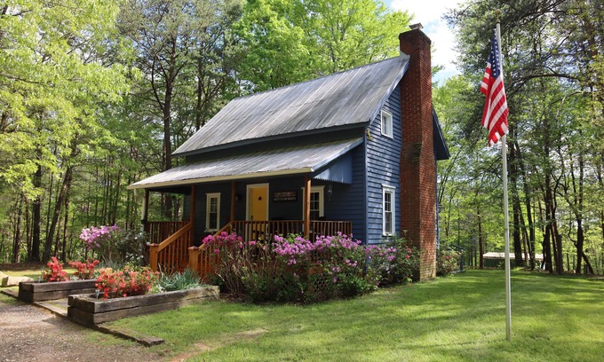 Tigerville Cabin | NEW Listing! Perfect Getaway secluded-historic cabin on 5 acres 30 mins to TIEC