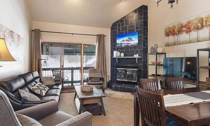 Purgatory Condo | New Listing! Prime Location | Shared Hot Tub | Deck | Mtn Views | Dogs OK